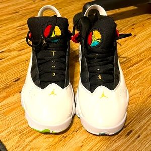 Jordan’s 9.5 men’s . Colors are white , yellow , black , brand new unworn